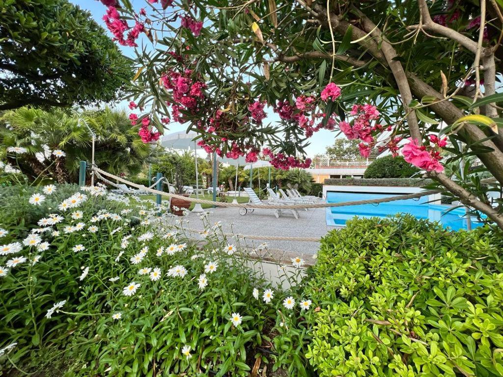 Hotel Parco Delle Rose Силви Марина Екстериор снимка