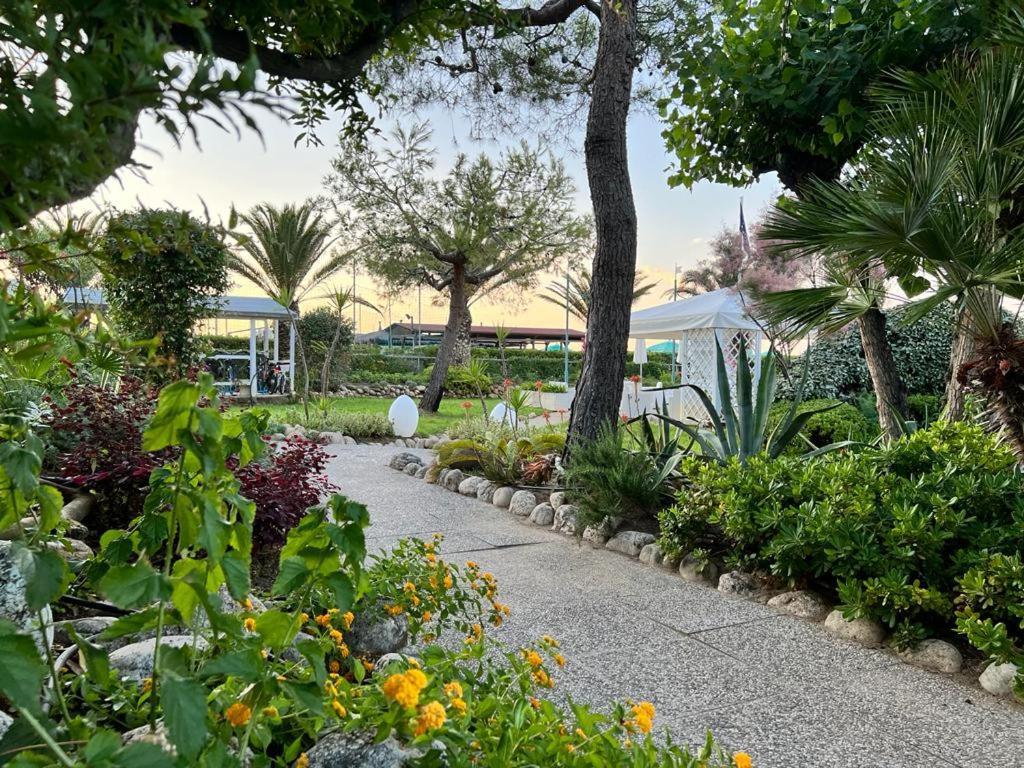 Hotel Parco Delle Rose Силви Марина Екстериор снимка