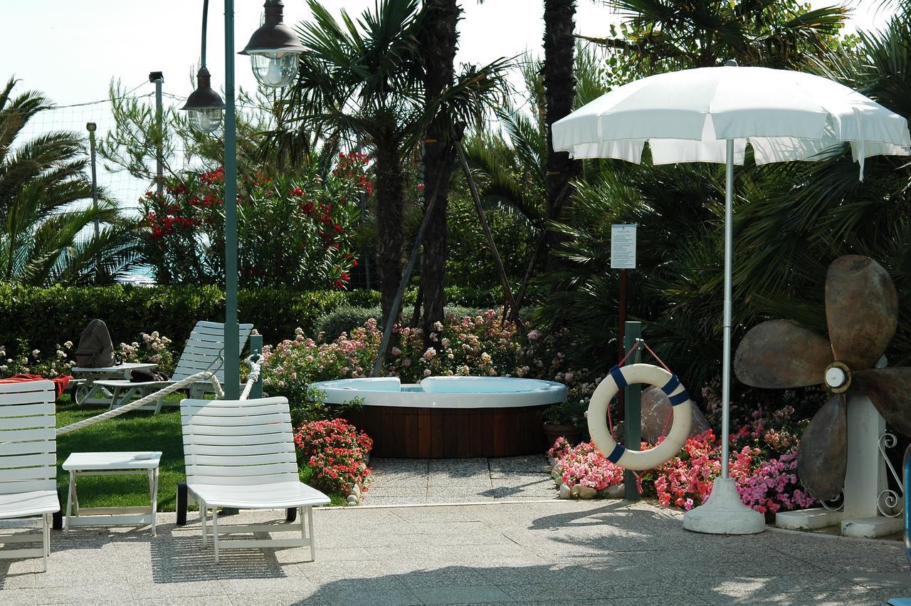 Hotel Parco Delle Rose Силви Марина Екстериор снимка